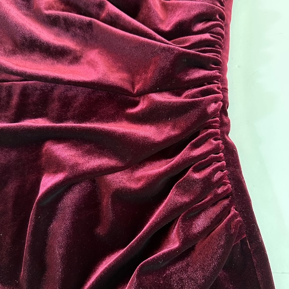 Revelry Dawson Velvet Dress in Burgundy Side Gathering and Built in Bra size 6 - Picture 6 of 8